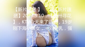 直男野外露出打飞机，还跟两位小姐姐打了声招呼，美女 我快射了，小姐姐们看了几眼不躲也不走 贼刺激啊！