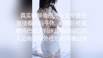 年轻的女王露脸调教男奴，舔完脚后又舔逼口味真重，小骚逼爽上天啊看表情，爆男奴菊花玩滴蜡精彩不要错过