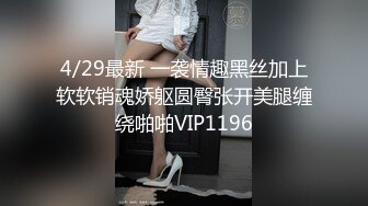 酷酷短发中性美女小姐姐自慰诱惑，撩起短袖揉捏贫乳，扭动翘臀脱掉内裤，掰穴特写拿出玻璃黄瓜快速抽插