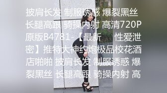 《用利抽插》这美女太骚了细腰白嫩奶子扭动翘臀