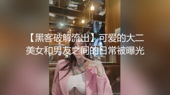 颜值不错的大奶姐妹花全程露脸一起诱惑狼友发骚，揉奶玩逼吃着棒棒糖道具抽插骚穴高潮冒白浆