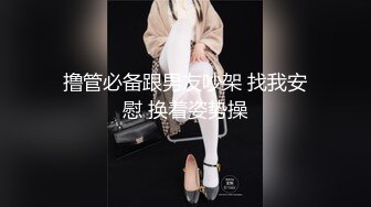 美妞吃着棒棒糖展示自己的极品身材