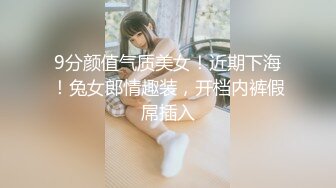 《母子乱伦》把妈妈前面身体按进车里⭐屁股撅在外面就在大马路边上直接插进去⭐好爽啊