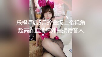 斜腿黑长裙美眉