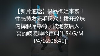  肚兜胖娘们跟老公玩直播 舔鸡巴说淫话草逼不带套按大屁股猛草