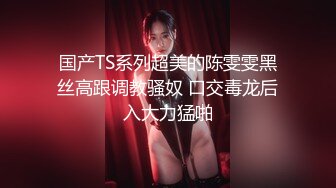  大二兼职学妹美穴嫩乳跟小哥激情啪啪，给小哥玩足交，撅着屁股给狼友看美鲍特写