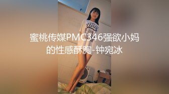 熟女穿着情趣黑丝自慰 手用着不过瘾拿了个大假鸡巴又舔又插