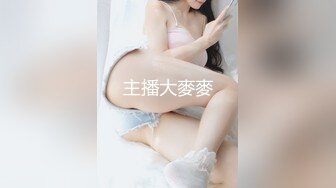 美女深夜吃棒棒糖