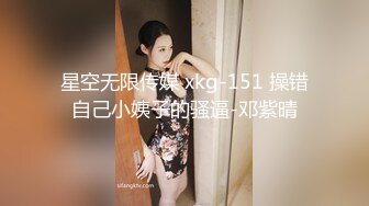 肉嘟嘟的可爱妹子，给男友先舔硬了口交起来