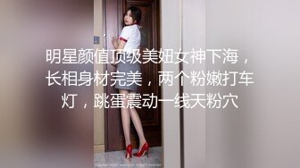 一线天粉穴极其淫荡颜值骚女卫生间自慰，开档黑丝翘起屁股假屌抽插，地上骑坐大白屁股，各种姿势轮换着插