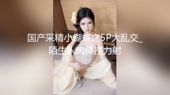 奶子很软的极品小少妇深夜露脸陪狼友发骚，慢慢脱光衣服揉捏骚奶子，粉底刷摩擦奶头刺激，自慰逼逼呻吟好骚