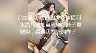 家庭摄像头偷窥，颜值还不错的良妻，大厅和女儿看电视，原来女人是这样穿奶罩的！