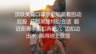 商场一路跟踪抄底吊带裙美女竟然没穿内裤肥美的鲍鱼不停的晃动