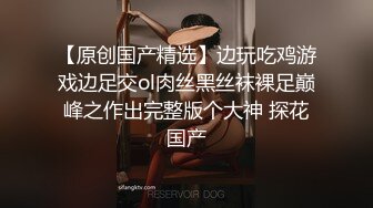 清純天真爛漫眼鏡文藝女婊，墻上掛著自己藝術寫真照，很反差