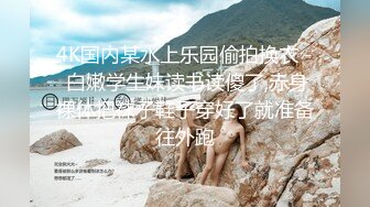 说话温柔酒窝眼镜新人美女，舔弄深喉假屌，M腿跳蛋震动肥穴，掰穴摩擦阴蒂，想要了假屌抽插上下骑坐