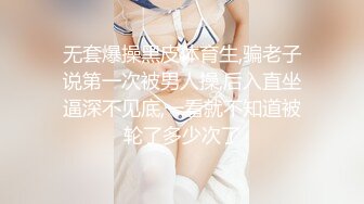 直接在厕所门口守候偷拍女同事尿尿