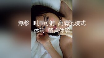 【房东偷窥】一家三口吃喝拉撒都在一屋里的打工家庭妈妈给坐在浴盘的女儿搓澡