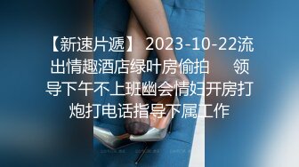   酒店大圆红床拔完火罐的小哥和漂亮女友一边看鬼片一边啪啪