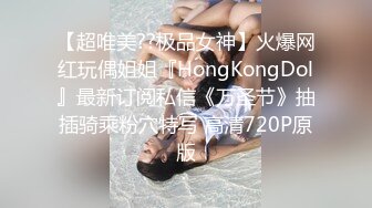 大奶美女隔着衣服揉捏奶子，表情很是淫骚，吸屌舔蛋，扶腰后入操