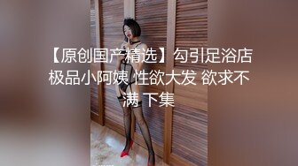 妹子第一次跟自己的妈妈出来接客有点开心