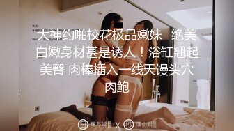  俊男靓女激情3P玩弄风骚小母狗，渣男接了杯尿给骚逼喝真淫荡，一起鸳鸯浴