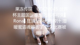 清纯的长发美女，拉完尿尿出来拨头发那一下爱了，柔顺的头发啊！