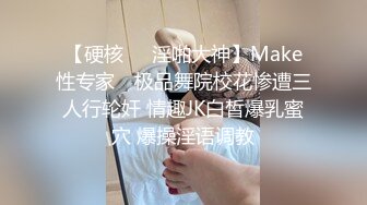 大型商场跟踪没穿内裤的短裙美女男的还时不时的把手伸进去摸一下