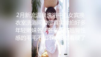  眼镜小美女露脸群P好几哥大哥，身材不错让三个大哥对着小嘴奶子和逼逼撸鸡巴，深喉交淫声荡语揉奶玩逼