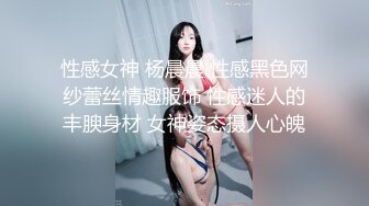   艺校水嫩漂亮的2美女为了赚外快和3男到KTV厕所啪啪