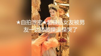 把摄像头藏在鞋子上站在试衣间门缝旁偷拍妹子换衣服