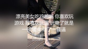  白丝露脸情趣清纯小学妹大秀直播，陪狼友互动撩骚，奶子发育的不错揉奶玩逼诱惑狼友