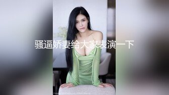 金发眼镜双胞胎姐妹一起露逼诱惑，情趣装撩起衣服翘起屁股摆弄，舌吻互舔逼逼揉捏奶子，抬起双腿掰穴摩擦阴蒂