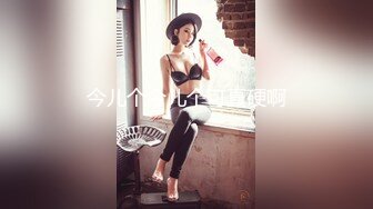 沙发上撅起黑丝大屁股熟女