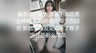 【新片速遞】猛男约操大奶子甜美极品兼职小姐姐，腰细美臀蹲着舔屌，口活很棒沙发上操，抬起腿正入猛插，让妹子揉穴自慰很骚