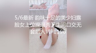 20岁的淘气小少女