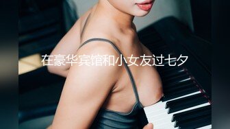 【新片速遞】 抖音露点 美女泡温泉奶子都跑出来了 眼镜美女很良心露了内内 最后还给大家看大黑B 这B够黑的 