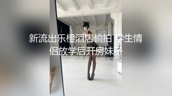 珠宝店性感的御姐下班回家，男友在客厅等着，掏出小鸡巴喂进御姐嘴里！