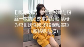  小骚逼露脸洗干净了伺候小哥哥诱惑狼友，舔鸡巴的样子好骚吸蛋蛋，深喉抽插