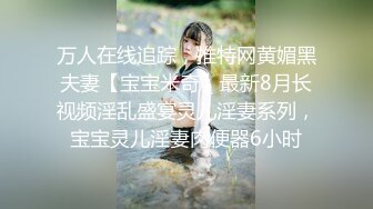 齐逼牛仔短裤黑丝骚女，舔屌足交一脸享受，脱下黑丝掰穴扣弄