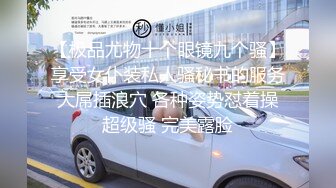 黑客破解家庭攝像頭偷窺偷拍洗完澡出來的美少婦和留著小鬍子像范偉老公在沙發啪啪