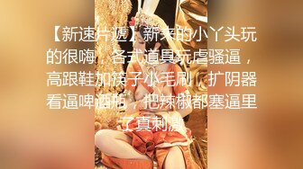 公交车站跟踪抄底不穿内裤的短裙美女 两腿夹的可真紧