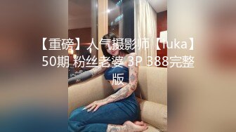 YC商场抄底喜欢拍照绿裙子小女神 弯腰抬腿时印花内裤一览无余