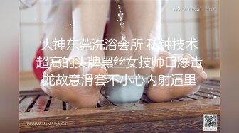 沙发上自己布置了个小舞台，道具假屌自慰，最后自己洗澡把自己整的香香的