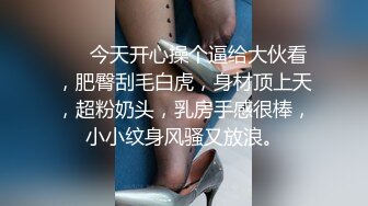 开档牛仔裤清纯又骚美女，和男友居家操逼，舔屌吸吮口活很棒，肥穴骑乘自己动，正入边操边揉阴蒂，搞得美女爽歪歪