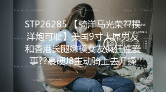 潮男靓妹公共卫生间里拍动作片 捂着嘴不敢大声叫