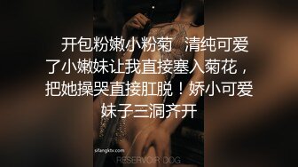  长发年轻嫩妹子，吊带装牛仔短裤，被小挫哥哥嘴接尿，全裸露脸交玩69女上位啪啪