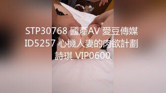 大奶美眉吃鸡啪啪 嘴巴插假鸡吧 粉穴灌牛奶 被小哥哥后入无套输出 边操边不停流出