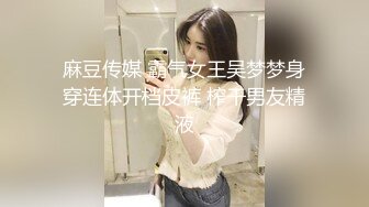 丝袜高跟露脸颜值不错的女模特镜头前发骚，大黑牛假鸡巴深喉舔弄，淫声荡语掰开骚穴看特写，激情抽插好刺激