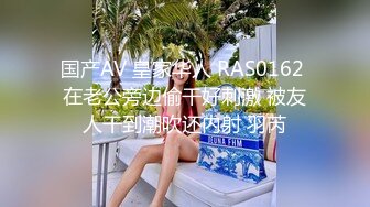 三个妹妹女女淫乱黄瓜互插尿尿，三女轮流玩弄，站在椅子上双指猛捅