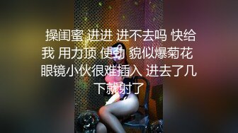    眼镜头套男大战极品熟女美少妇，多种道具调教，铃，摊阴器，啪啪做爱